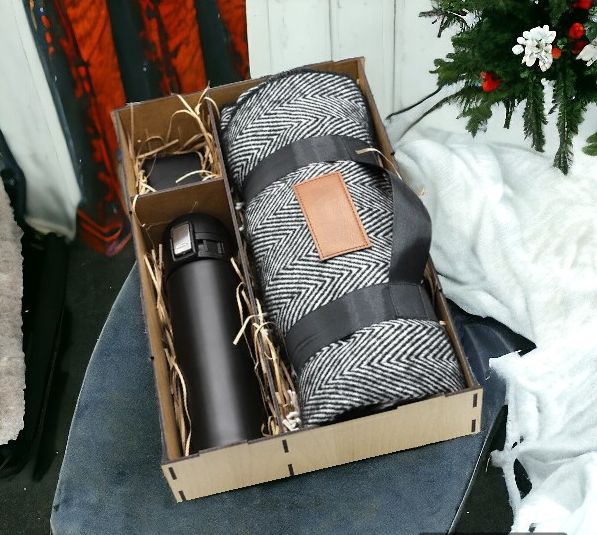 Подарочный набор Орас / В набор входит плед Samum, термос Nolita и внешний аккумулятор Andora 5000 Mah, в подарочной коробке